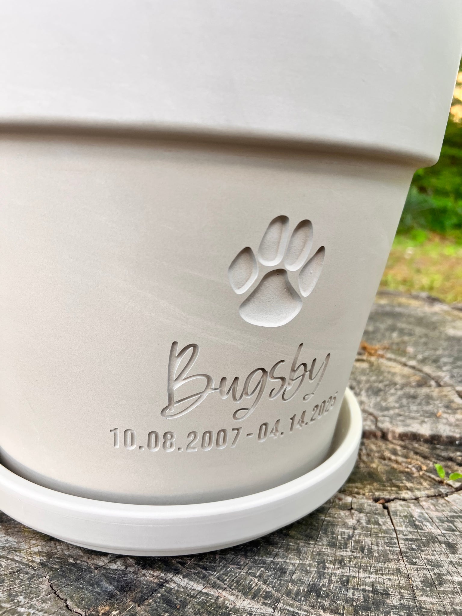 dog memorial plant pot Pet Memorial Flower Pot – Engraved Paw Print with Name and Date – Custom Clay Planter for Dog Remembrance